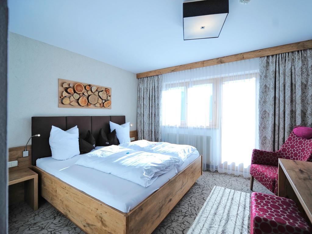 Hotel Roeck Garni Fiss Bagian luar foto