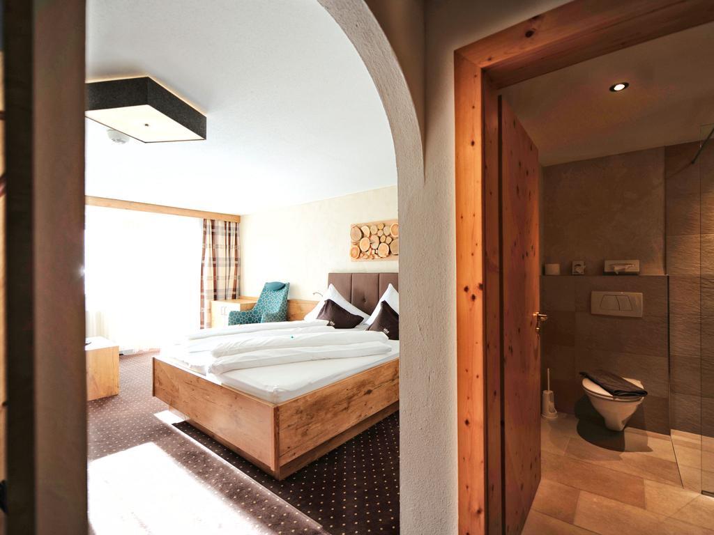 Hotel Roeck Garni Fiss Bagian luar foto