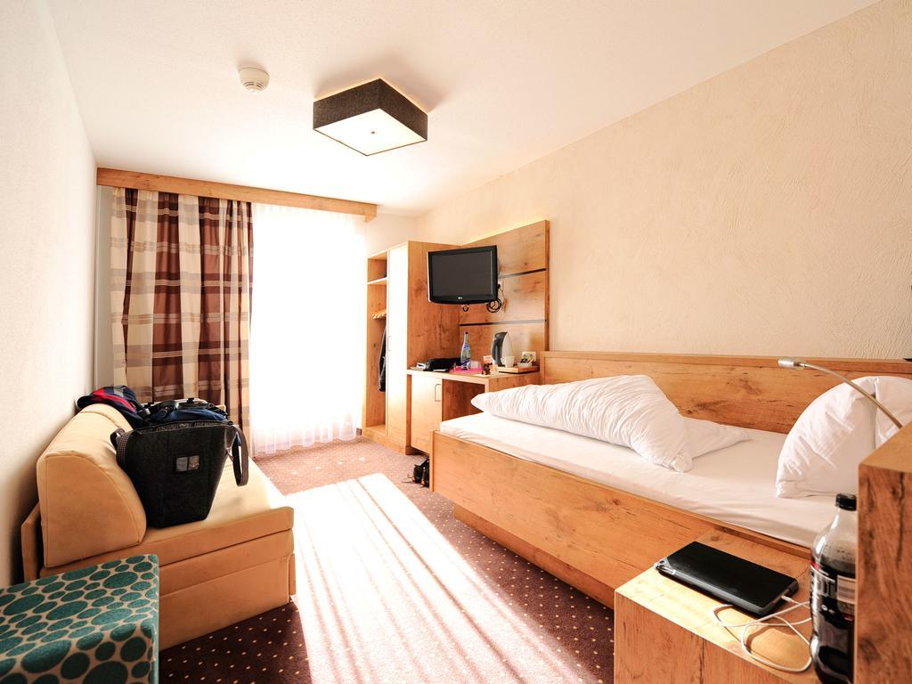 Hotel Roeck Garni Fiss Bagian luar foto