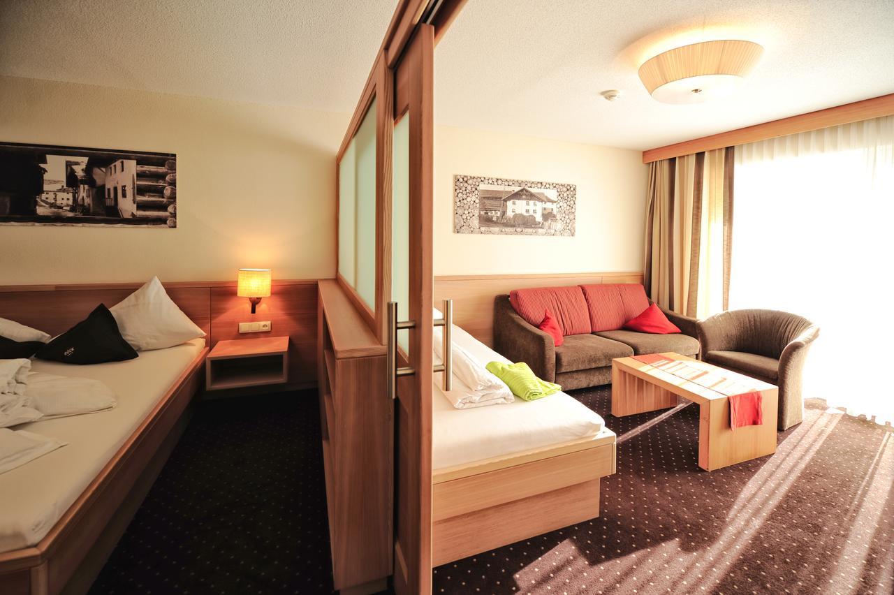Hotel Roeck Garni Fiss Bagian luar foto